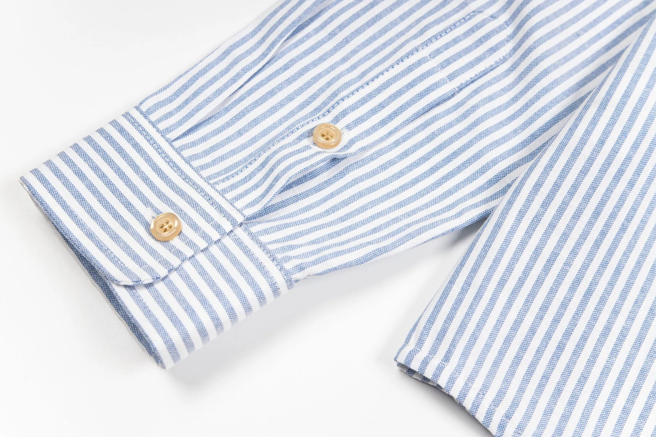 🅿️230 New: Style number: B114 Ralph Lauren/Ralph Lauren classic colorful small label striped casual shirt 1️⃣ Made of high-quality classic striped fabric, the upper body is soft and comfortable, extremely delicate, has a solid, smooth and soft feel. The fabric does not wrinkle, and the feel is invincible. The details are handled perfectly! 2️⃣Adopting the washing process, the workmanship details are perfectly controlled. They are all hemmed with vest technology, and the inside of the sleeves are also different. Different from the four-needle and five-thread workmanship, the collar is also designed with interlining, which shows high-end fashion and individuality. The style is fashionable, simple and elegant! 3️⃣It is very youthful and energetic, and can be easily worn by both men and women. It is very in line with the fashion aesthetic concepts of today's young people! Color: Striped Blue Sizes: S, M, L, XL